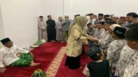Pj. Bupati bagikan rezeki terhadap Anak Yatim seusai pengajian di Rujab Takalar