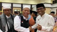 PJ Bupati Takalar saat menjemput jemaah haji