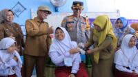 Pj. Bupati Takalar Dr. setiawan Aswad mencanangkan secara langsung pemberian Imunisasi di Sekolah Dasar