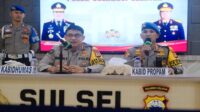 Kabid Humas Polda Sulsel bersama Kabid Propam Polda Sulsel saat menggelar Konferensi Pers di Mapolda Sulsel