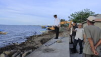 Pj. Bupati Takalar Tinjau Pembangunan Pengaman Pantai Desa Galesong Kota
