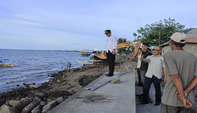 Pj. Bupati Takalar Tinjau Pembangunan Pengaman Pantai Desa Galesong Kota