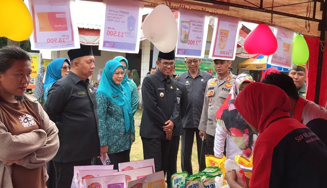 Pj. Bupati Takalar dan Ketua TP PKK Hadiri Pelaksanaan Gerakan Pangan Murah