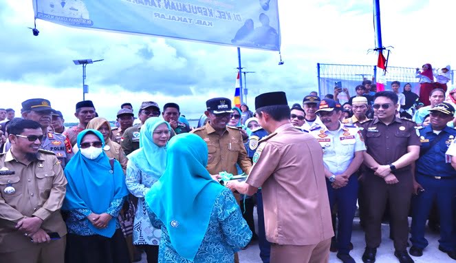 Pj. Bupati Takalar Resmikan Pengoperasian Pelabuhan Laut Tanakeke Pj. Bupati Takalar Resmikan Pengoperasian Pelabuhan Laut Tanakeke