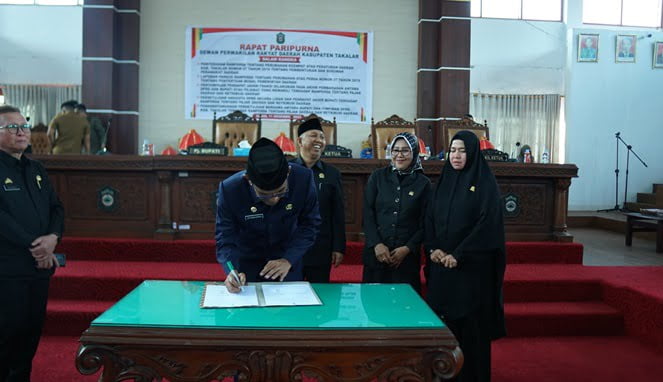 Pj. Bupati Takalar Serahkan Ranperda Perubahan Keempat