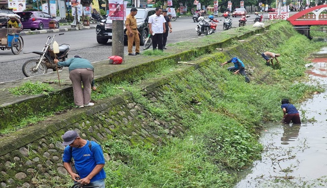 Antisipasi Banjir, Pj. Bupati Takalar instruksikan DLH Bersihkan Kanal