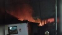 Rumah kayu yang terbakar di jalan toa daeng