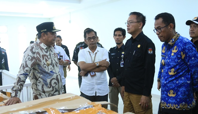 Pj. Gubernur Sulsel Bareng Pj. Bupati Takalar Tinjau Gudang Logistik KPU