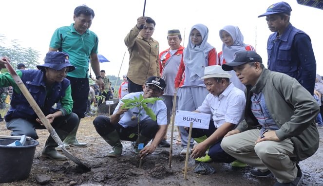 Pj. Bupati Takalar Hadiri Penanaman Sejuta Pohon Sedunia Pj. Bupati Takalar Hadiri Penanaman Sejuta Pohon Sedunia