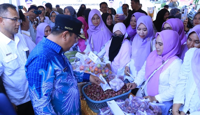 Cegah Inflasi, Pj. Gubernur dan Bupati Takalar Tinjau Kegiatan Pasar Murah