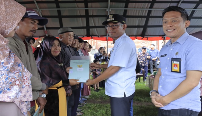 Pj. Bupati Takalar Serahkan Sertifikat Tanah kepada Warga