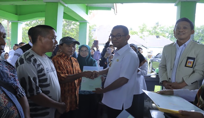 Back, Pj Bupati Berikan Sertifikat Gratis kepada Warga Takalar