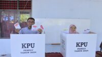 Pj. Bupati Bareng Ketua TP. PKK Takalar Nyoblos di TPS 02 Kalabbirang