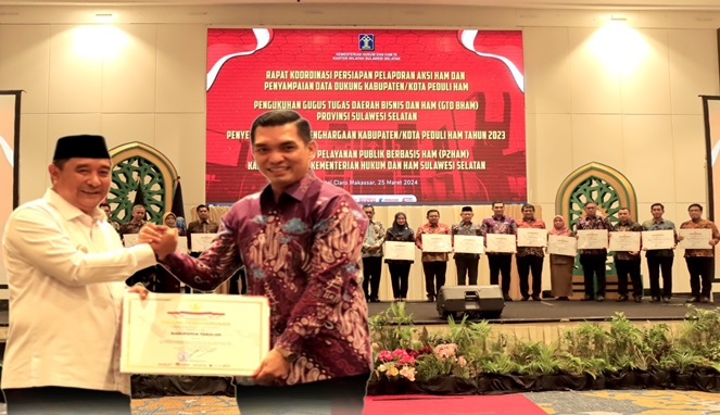 Mewakili Pj. Bupati Takalar, Muhammad Hasbi menerima Penghargaan bersama 18 Kabupaten/Kota se-Sulsel