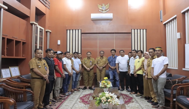 Pj.Bupati Takalar Adakan Pertemuan Bersama Pengepul dan Petani Cabe