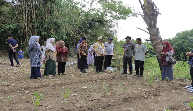 Pj. Bupati Takalar Kunjungi Pengepul dan Petani Cabe di Mangadu