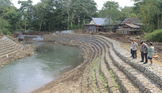 Pj. Bupati Kunjungi Proyek Tanggul Bantaran Sungai Pangkarode Pj. Bupati Kunjungi Proyek Tanggul Bantaran Sungai Pangkarode