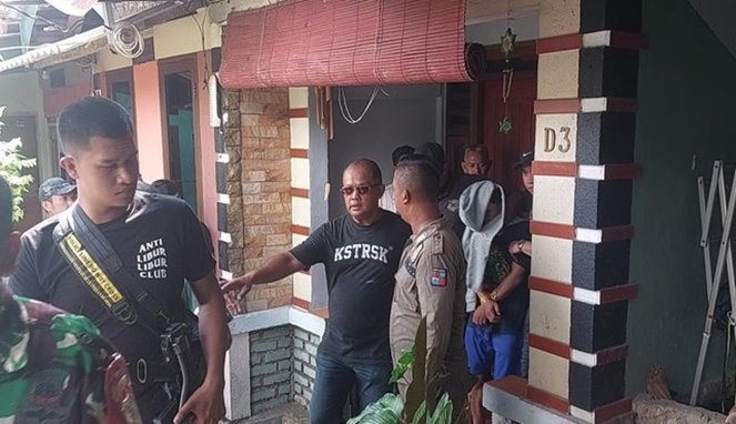 Saat Polisi mengamankan Reza Maulana, suami dari Nurul Azmi, wanita yang tewas bersimbah darah