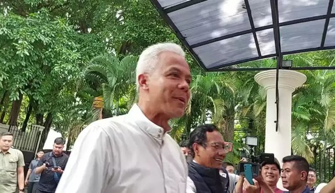 Calon presiden dan wakil presiden nomor urut 3 Ganjar Pranowo (kiri) dan Mahfud MD tiba rumah Megawati Sokarnoputri