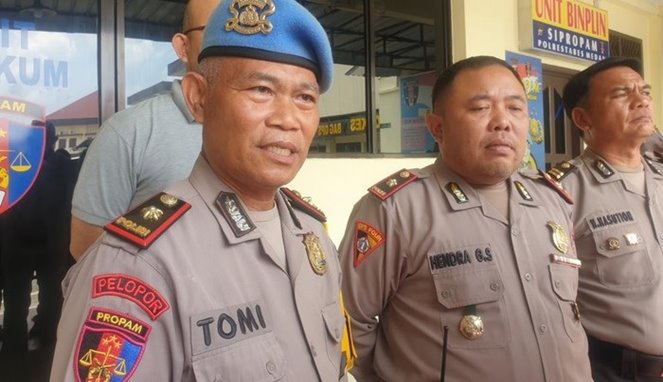 Kasi Propam Polrestabes Medan Kompol Tomy dan Kapolsek Pancur Batu Kompol Hendra Gunawan Simatupang