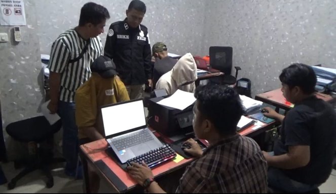 pelaku saat di periksa di polres gowa