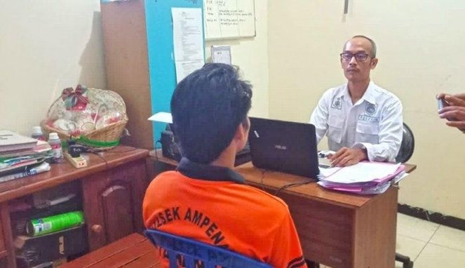 Pelaku pencurian inisial W saat diintrogasi penyidik Polsek Ampenan Pelaku pencurian inisial W saat diintrogasi penyidik Polsek Ampenan