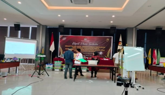 PPK Palakka melakukan perhitungan surat suara ulang. PPK Palakka melakukan perhitungan surat suara ulang.