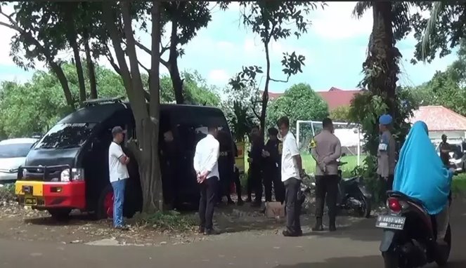 Tim Gegana Polda Metro Jaya, geledah rumah terduga dukun santet di Kecamatan Ciputat Timur, Tangerang Selatan (Tangsel), Banten