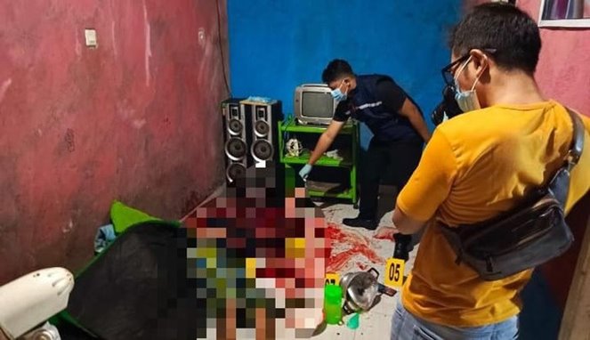 Polisi melakukan olah TKP di rumah korban pembunuhan di Lombok Timur.