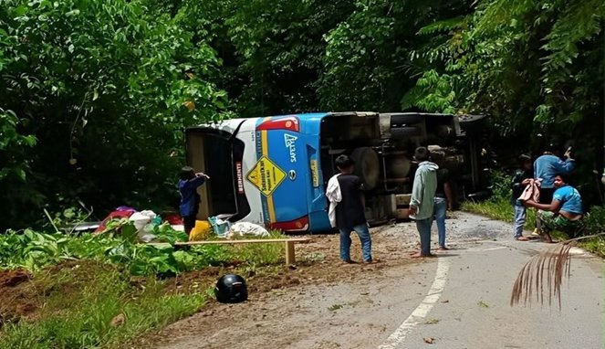 Kecelakaan Bus damri yang terguling di jalur Bada-Tentena, Sulteng setelah berpapasan dengan dump truck. Kecelakaan Bus damri yang terguling di jalur Bada-Tentena, Sulteng setelah berpapasan dengan dump truck.