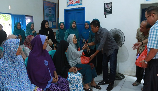 Pemkab Takalar Kembali Bagikan Sembako ke Masyarakat Miskin Ekstrem