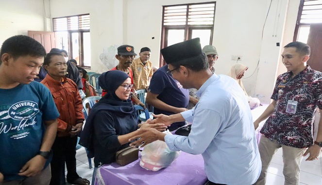 Masyarakat Miskin Ekstrem dapat Sembako dari Pj. Bupati Takalar Masyarakat Miskin Ekstrem dapat Sembako dari Pj. Bupati Takalar