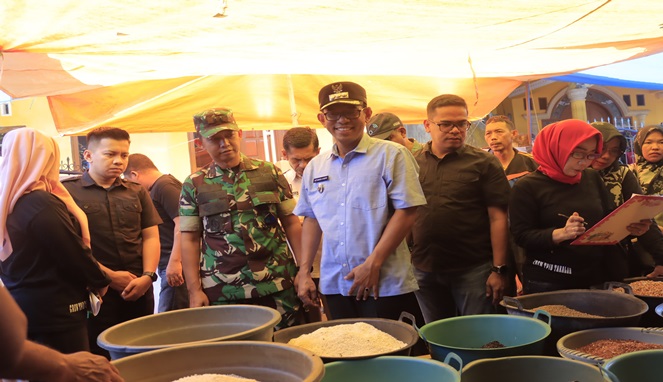 Jelang Idul Fitri, Pj. Bupati Takalar Lakukan Sidak Pasar
