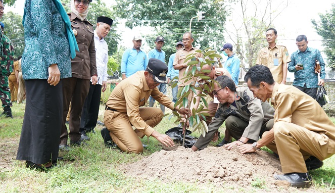 Peringati Hari Bumi Sedunia, Pj Bupati Takalar Tanam Pohon
