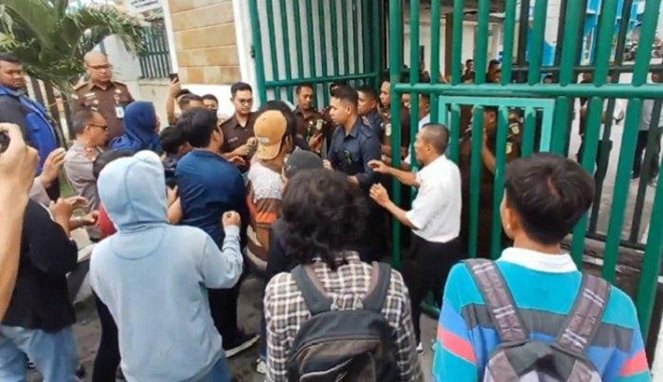 Aksi Unjuk Rasa Mahasiswa di Depan Kantor Kejati Sultra Ricuh Aksi Unjuk Rasa Mahasiswa di Depan Kantor Kejati Sultra Ricuh