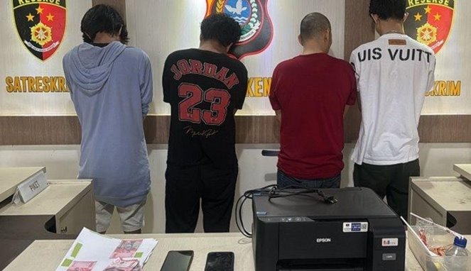 4 Pelaku Penyebar Uang Palsu di Kota Kendari, Provinsi Sulawesi Tenggara Ditangkap Polisi 4 Pelaku Penyebar Uang Palsu di Kota Kendari, Provinsi Sulawesi Tenggara Ditangkap Polisi