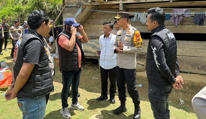 Polisi olah TKP di lokasi anak bunuh ayah dan ibu kandungnya di Mamasa