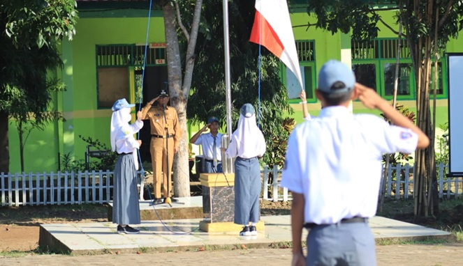 Pj Bupati Bertindak Sebagai Pembina Upacara di SMKN 6 Takalar
