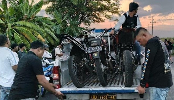 Aksi Polisi Nyamar Jadi Penonton Balap Liar di Situbondo Belasan Motor Diamankan