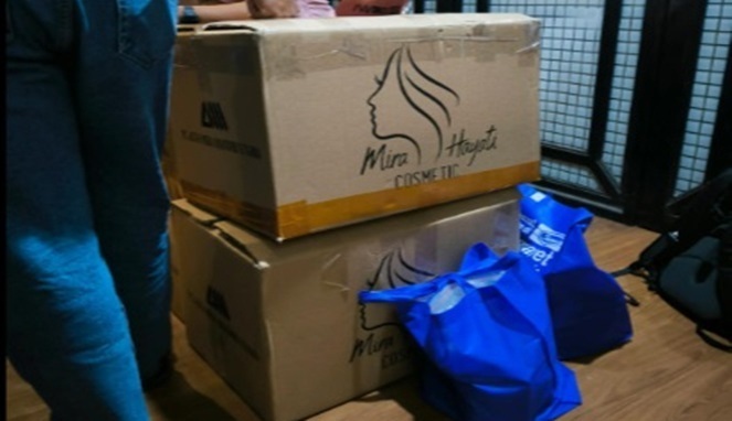 Screenshot produk kosmetik milik Mira Hayati diamankan (Foto : Akun TikTok @Rendy Hukom) Mira Hayati Terancam Penjara, Produk Kosmetik Diduga Mengandung Merkuri
