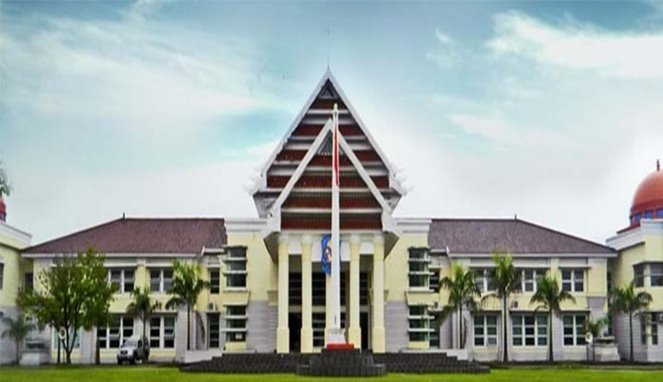 (Kantor Bupati Jeneponto) Penyaluran Bantuan Padi di Jeneponto Diduga Bermuatan Politik Penyaluran Bantuan Padi di Jeneponto Diduga Bermuatan Politik