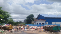 Miris! Tumpukan Sampah Menggunung di Belakang Kantor Dishub Maros, Pemda Cuek?