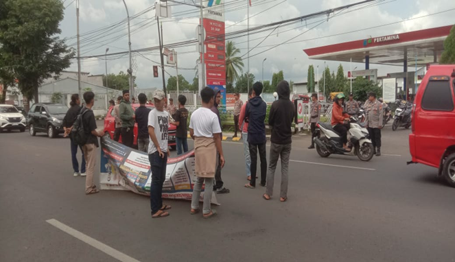 BBM Diduga Dimainkan, Mahasiswa Takalar Geruduk SPBU Kalabbirang!