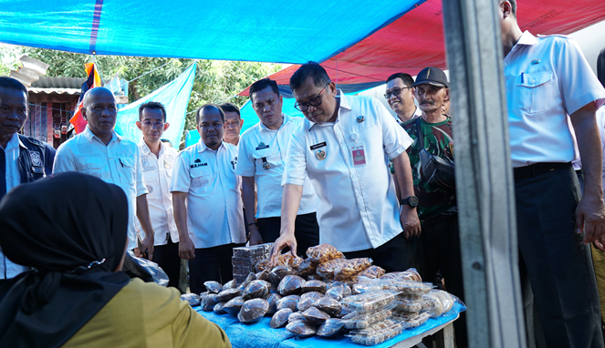 Bupati Takalar Pantau Gerakan Pangan Murah di Pasar Lengkese Jelang Idul Fitri