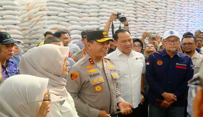 Kapolda Sulsel bersama Satgas Pangan Polda Sulsel saat mengecek stok beras dan gula di gudang Bulog Sulsel. (Dok,Satgas Pangan Polda Sulsel) Polda Sulsel Kawal Stabilitas Pangan, Pastikan Stok Aman di Ramadan