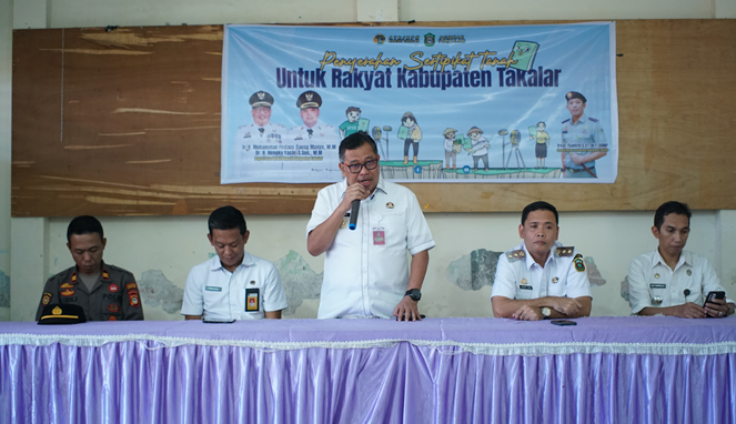 Bupati Takalar Serahkan Sertifikat Tanah untuk Warga