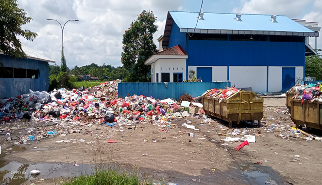 Pemda Maros Diduga Tutup Mata, Tumpukan Sampah Hiasi Kantor Dishub