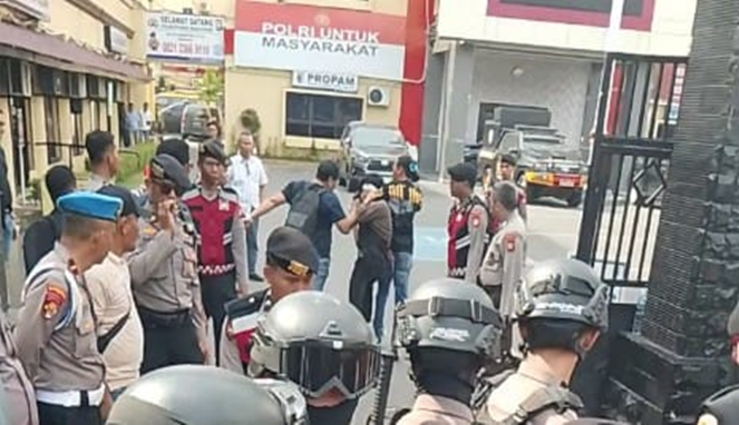 Aksi Koboi Didepan Polrestabes Makassar, Advokat dan Mahasiswa Diseret Paksa