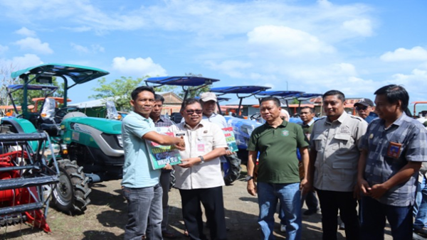 Dorong Transformasi Pertanian, Bupati Takalar Serahkan 80 Unit Alsintan kepada Petani