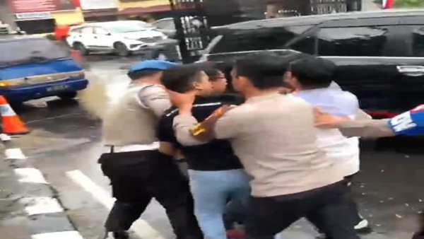 HIPERMATA Tuntut Keadilan, Polisi Balas dengan Tindakan Kasar?